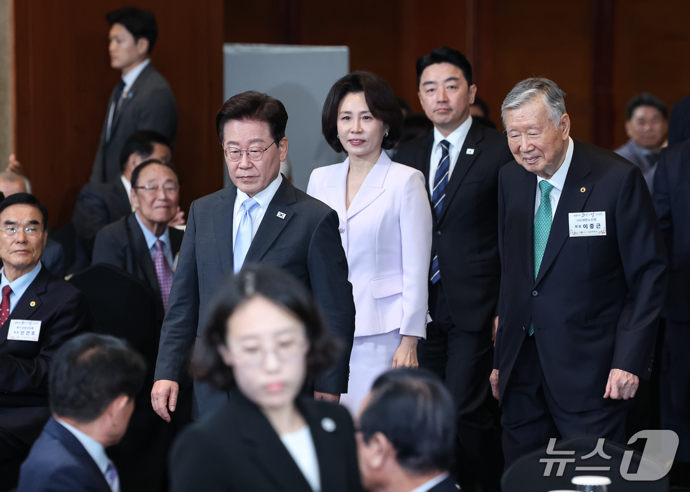(서울=뉴스1) 이재명 기자 = 이재명 대통령과 김혜경 여사가 2일 서울 한 호텔에서 열린 제30회 노인의 날 기념식에 입장하고 있다. (청와대통신사진기자단) 2026.10.2/뉴 …