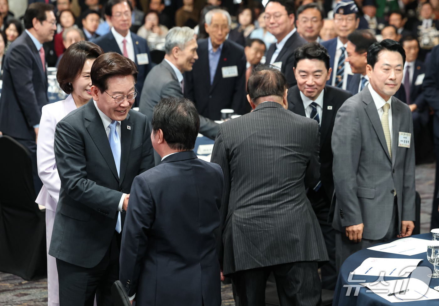 (서울=뉴스1) 이재명 기자 = 이재명 대통령이 2일 서울 한 호텔에서 열린 제30회 노인의 날 기념식에 입장하며 참석자들과 인사를 나누고 있다. (청와대통신사진기자단) 2026. …