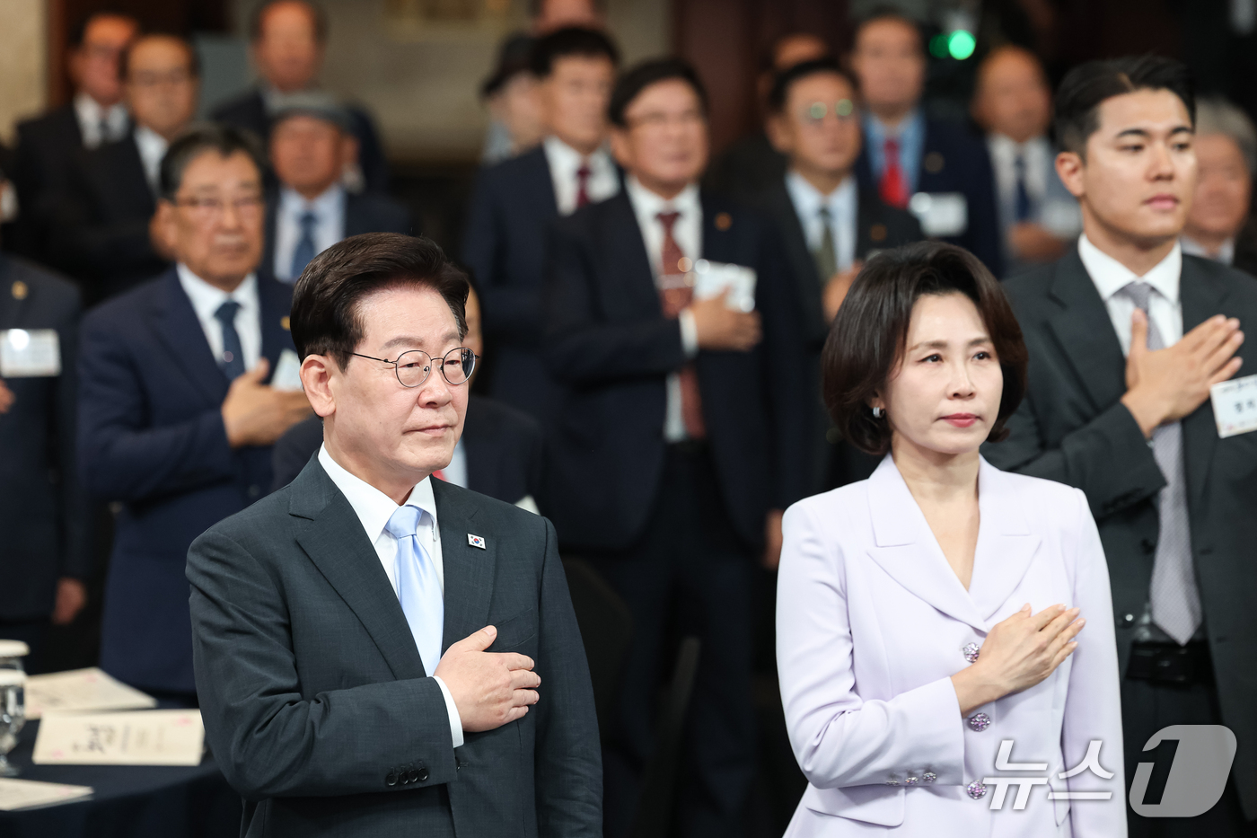 (서울=뉴스1) 이재명 기자 = 이재명 대통령과 김혜경 여사가 2일 서울 한 호텔에서 열린 제30회 노인의 날 기념식에서 국민의례를 하고 있다. (청와대통신사진기자단) 2026.1 …