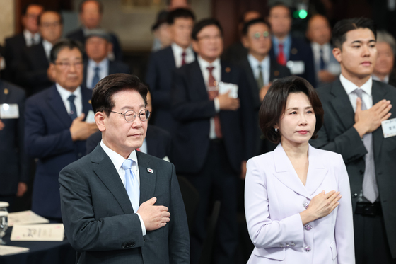 국민의례 하는 이재명 대통령·김혜경 여사