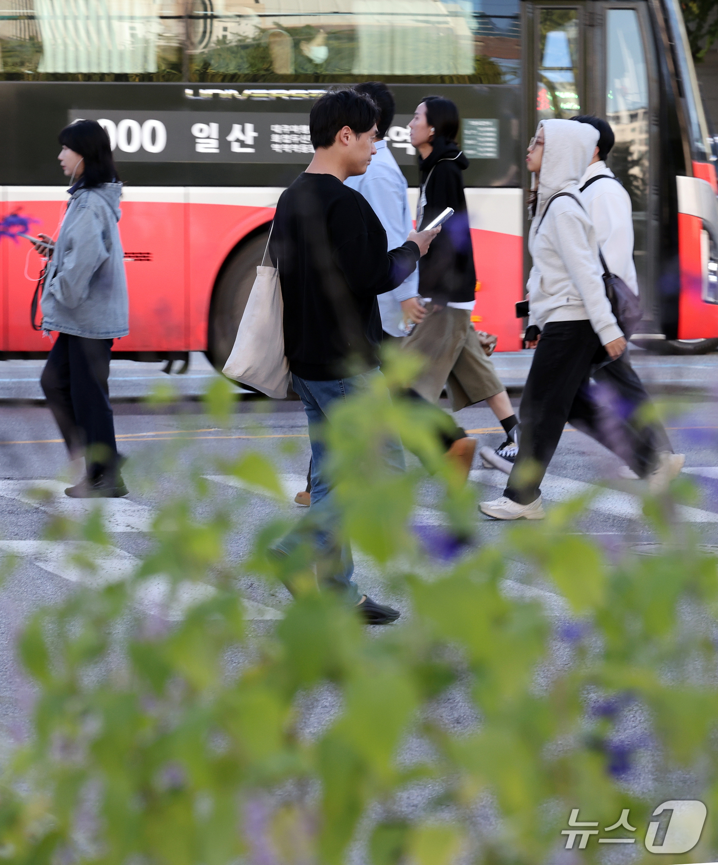 (서울=뉴스1) 이종덕 기자 = 2일 오전 서울 광화문광장에서 출근길 시민들이 몸을 움크린 채 발걸음을 옮기고 있다. 이날 새벽 서울 지역 체감온도는 12도까지 떨어졌다. 2026 …