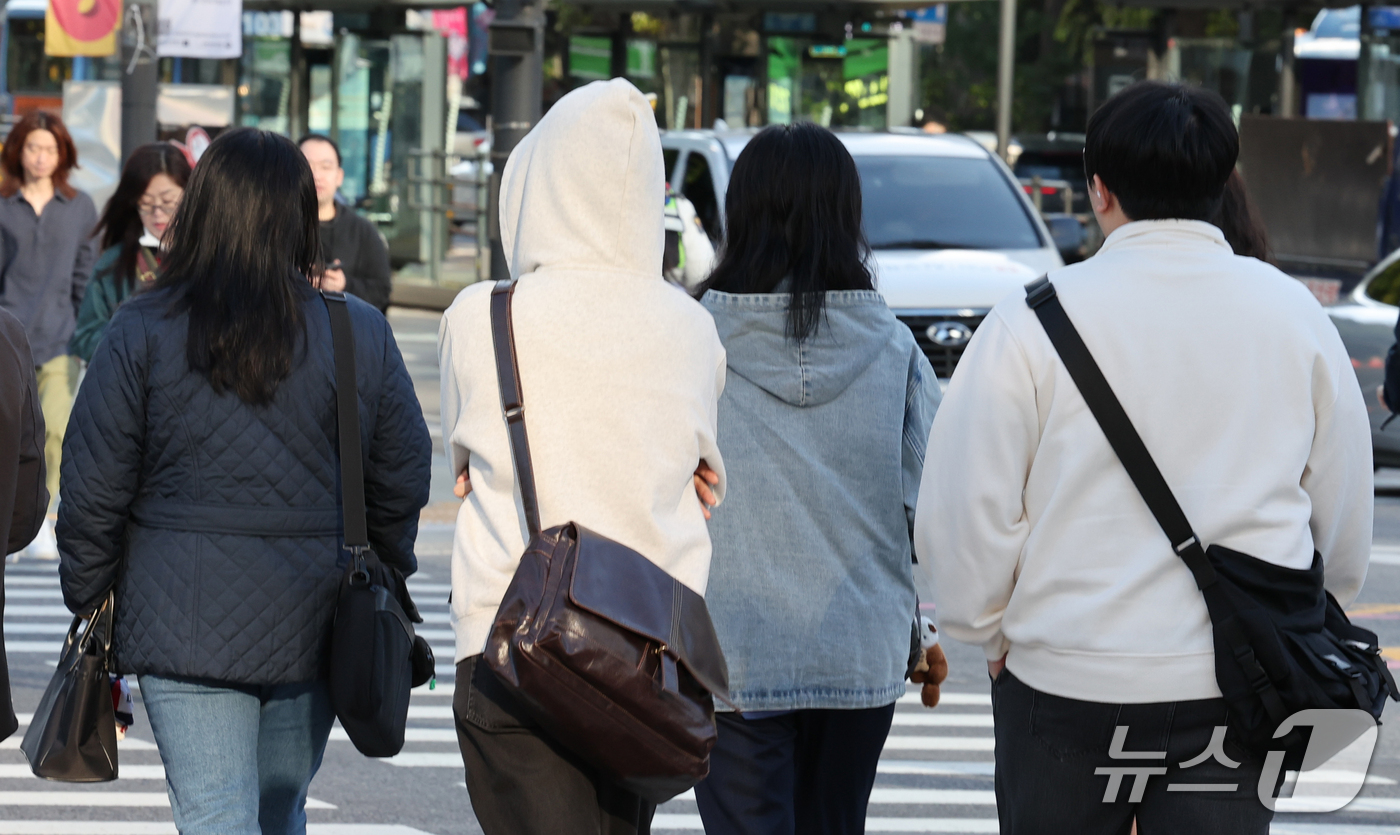 (서울=뉴스1) 이종덕 기자 = 2일 오전 서울 광화문광장에서 출근길 시민들이 몸을 움크린 채 발걸음을 옮기고 있다. 이날 새벽 서울 지역 체감온도는 12도까지 떨어졌다. 2026 …