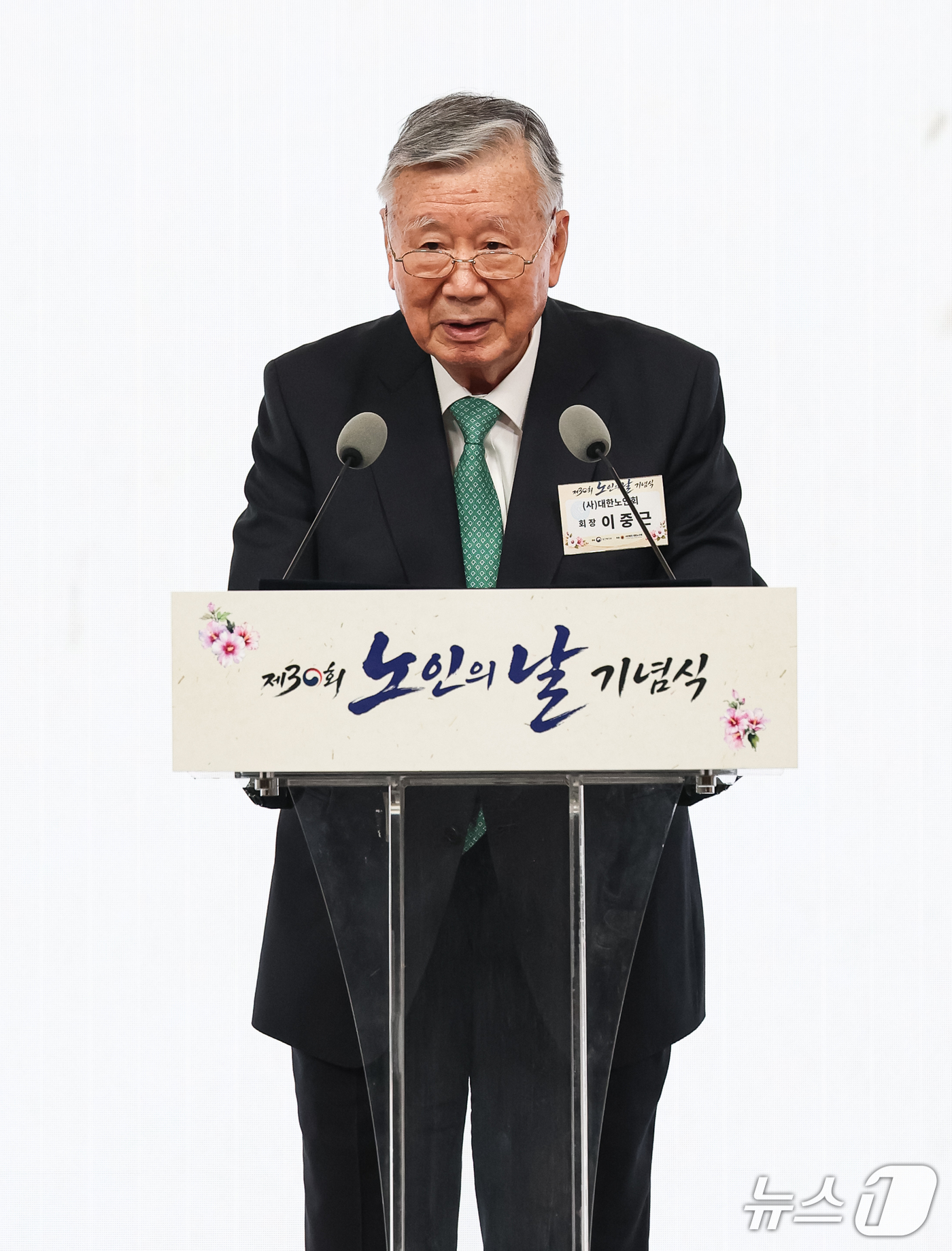 (서울=뉴스1) 이재명 기자 = 이중근 대한노인회장이 2일 서울 한 호텔에서 열린 제30회 노인의 날 기념식에서 인사말을 하고 있다. (청와대통신사진기자단) 2026.10.2/뉴스 …
