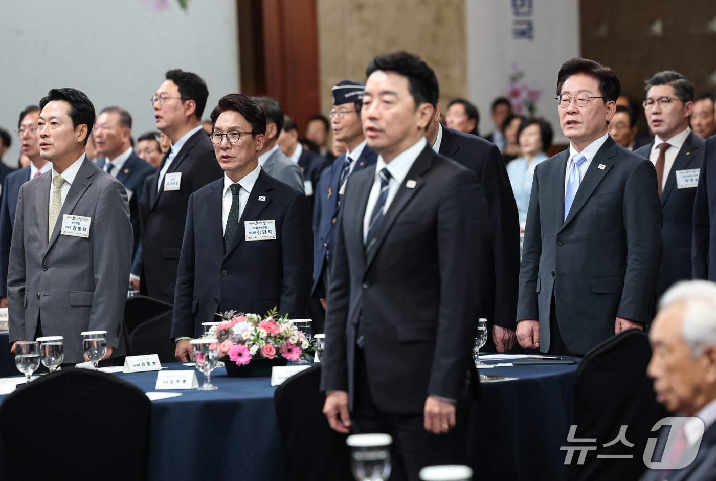 (서울=뉴스1) 이재명 기자 = 이재명 대통령이 2일 서울 한 호텔에서 열린 제30회 노인의 날 기념식에서 노인강령을 낭독하고 있다. (청와대통신사진기자단) 2026.10.2/뉴스 …