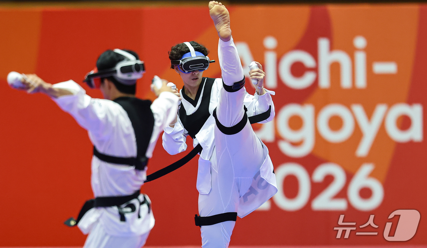 (도요하시=뉴스1) 김도우 기자 = 2일 일본 도요하시 체육관에서 열린 2026 아이치·나고야 아시안게임 버추얼 태권도 16강 경기에서 사우디 아라비아 두냐 사베르와 필리핀 제우스 …