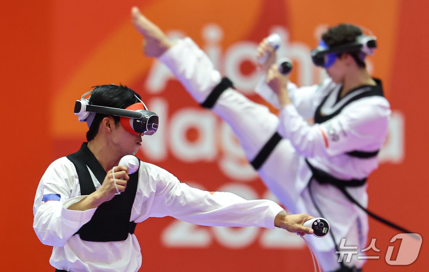 본문 이미지 - 2일 일본 도요하시 체육관에서 열린 2026 아이치·나고야 아시안게임 버추얼 태권도 16강 경기에서 사우디 아라비아 두냐 사베르와 필리핀 제우스 가브리엘 데릭이 맞대결을 하고 있다. 2026.10.2 ⓒ 뉴스1 김도우 기자