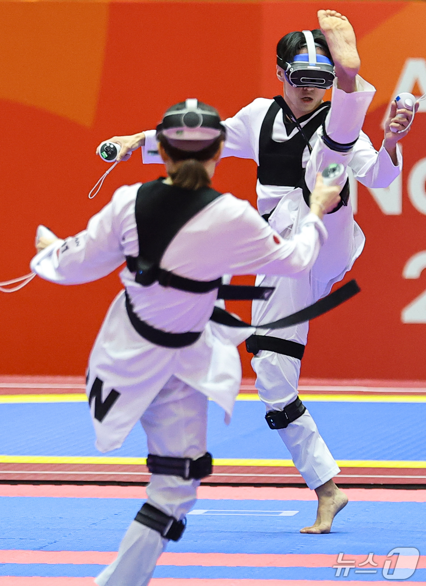 (도요하시=뉴스1) 김도우 기자 = 2일 일본 도요하시 체육관에서 열린 2026 아이치·나고야 아시안게임 버추얼 태권도 16강 경기에서 일본 스즈키 히야테와 나카지마 미호가 맞대결 …