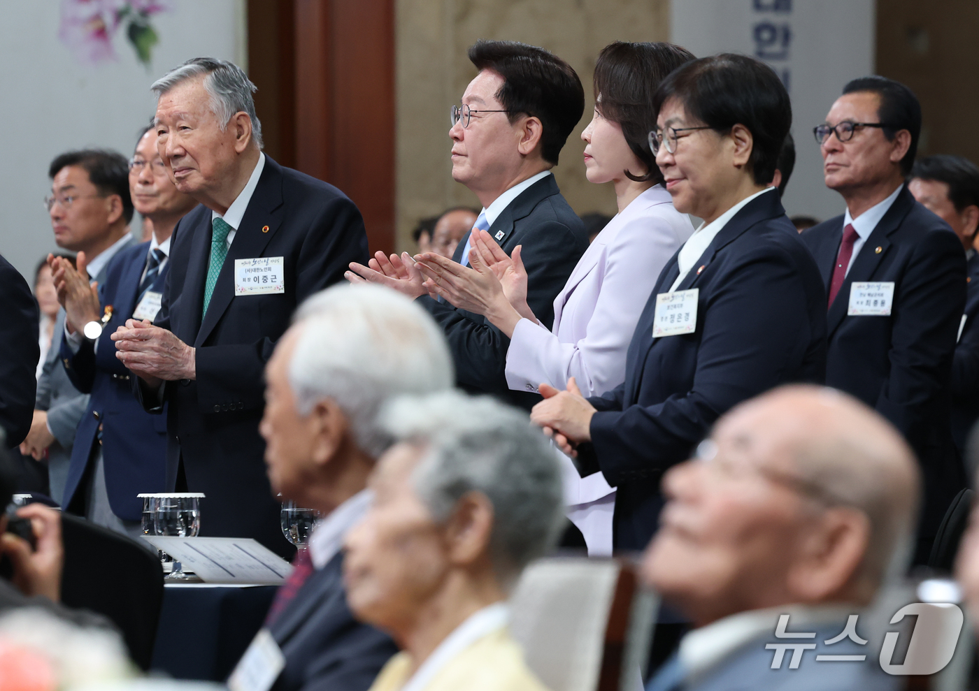 (서울=뉴스1) 이재명 기자 = 이재명 대통령과 김혜경 여사가 2일 서울 한 호텔에서 열린 제30회 노인의 날 기념식에서 노인강령을 낭독한 후 박수를 치고 있다. (청와대통신사진기 …