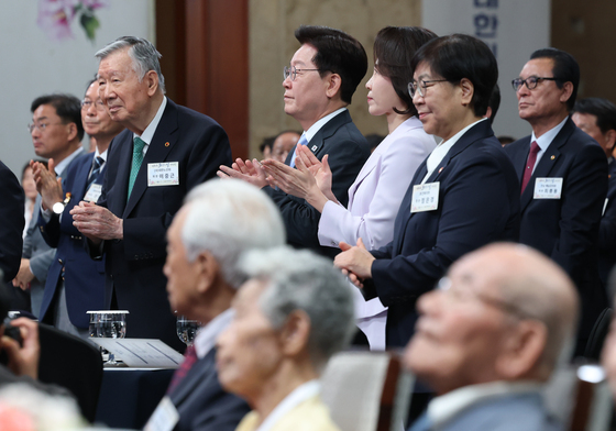 박수 치는 이재명 대통령
