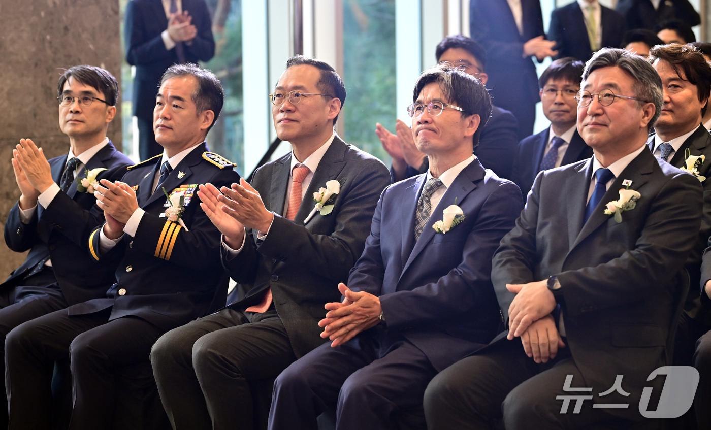 (서울=뉴스1) 이호윤 기자 = 전종민 중대범죄수사청 차장과 김종철 경찰청장 대행, 한찬식 민정수석, 오동운 공수처장, 윤호중 행정안전부 장관(왼쪽)이 2일 서울 중구 르네스퀘어에 …