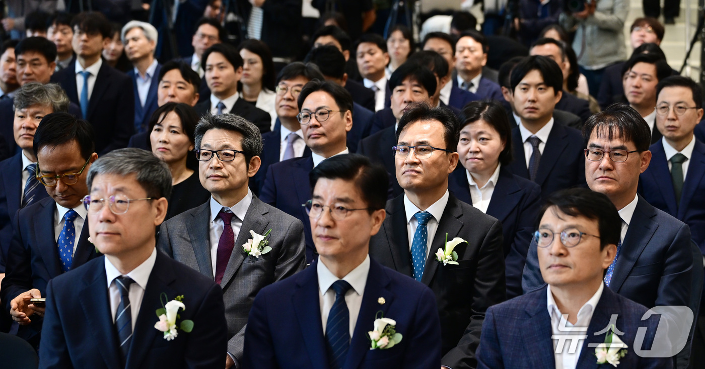 (서울=뉴스1) 이호윤 기자 = 최재민 서울중수청장(두 번째 줄 오른쪽 두 번째)과 김형근 수원중수청장(오른쪽), 문홍주 대전중수청장, 홍종희 대구중수청장,  김기욱 부산중수청장, …