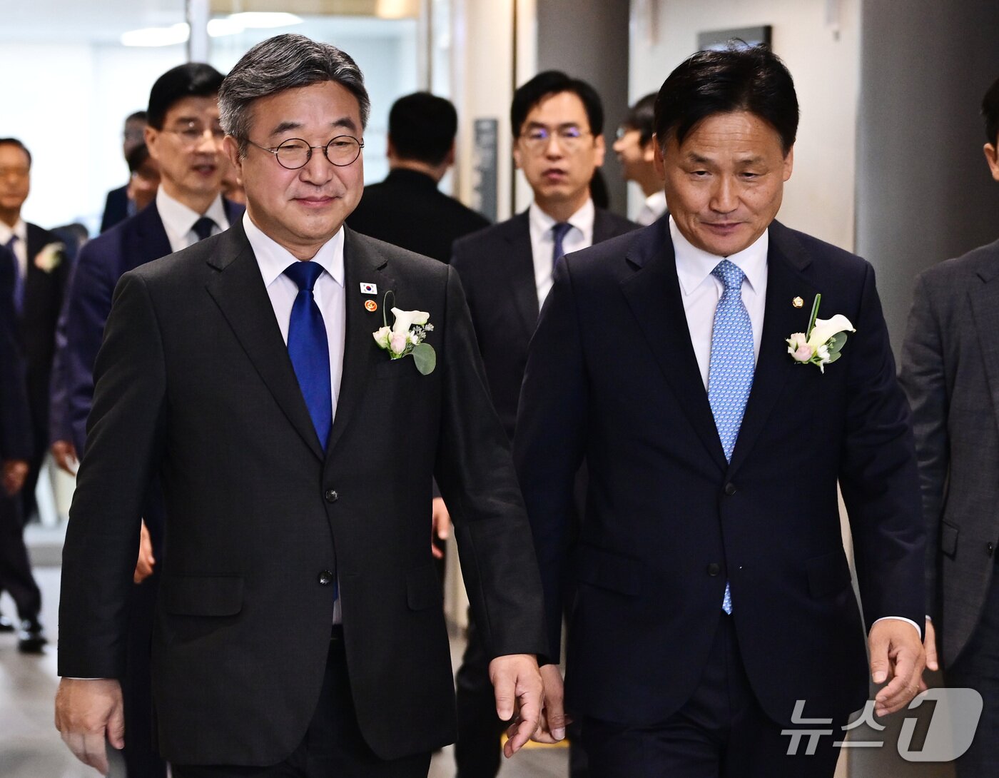 본문 이미지 - 윤호중 행정안전부 장관(왼쪽)과 김영진 국회 행정안전위원회 위원장이 2일 서울 중구 르네스퀘어에서 열린 중대범죄수사청 개청식에 입장하고 있다. (공동취재) 2026.10.2 ⓒ 뉴스1 이호윤 기자