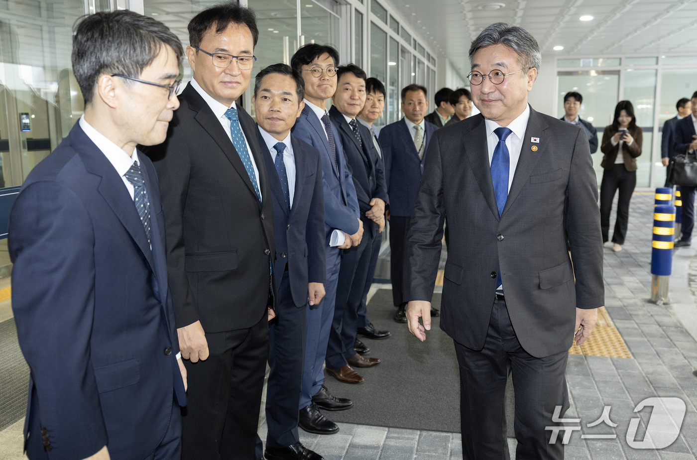(서울=뉴스1) 이호윤 기자 = 윤호중 행정안전부 장관이 2일 서울 중구 중대범죄수사청에서 열린 중수청 개청식에 참석해 전종민 중수청장 직무대행 등과 인사하고 이동하고 있다. (공 …