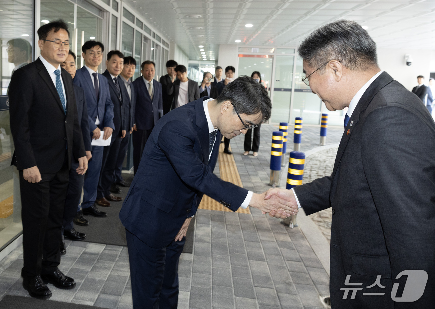 (서울=뉴스1) 이호윤 기자 = 윤호중 행정안전부 장관이 2일 서울 중구 중대범죄수사청에서 열린 중수청 개청식에 참석해 전종민 중수청장 직무대행과 인사하고 있다. (공동취재) 20 …