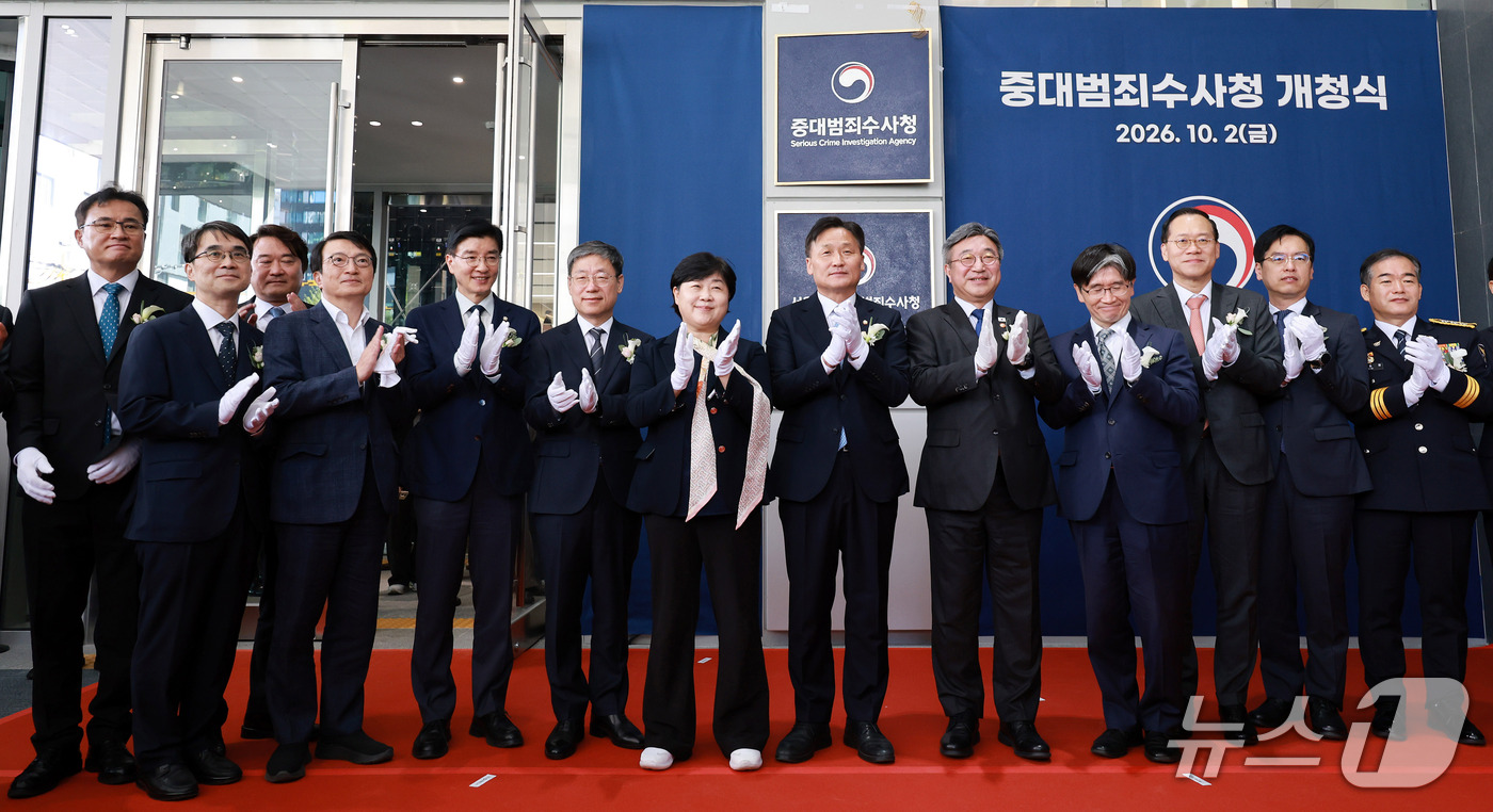 (서울=뉴스1) 이호윤 기자 = 윤호중 행정안전부 장관과 전종민 중대범죄수사청장 대행을 비롯한 관계자들이 2일 서울 중구 르네스퀘어에서 열린 중대범죄수사청 현판식을 마치고 기념촬영 …