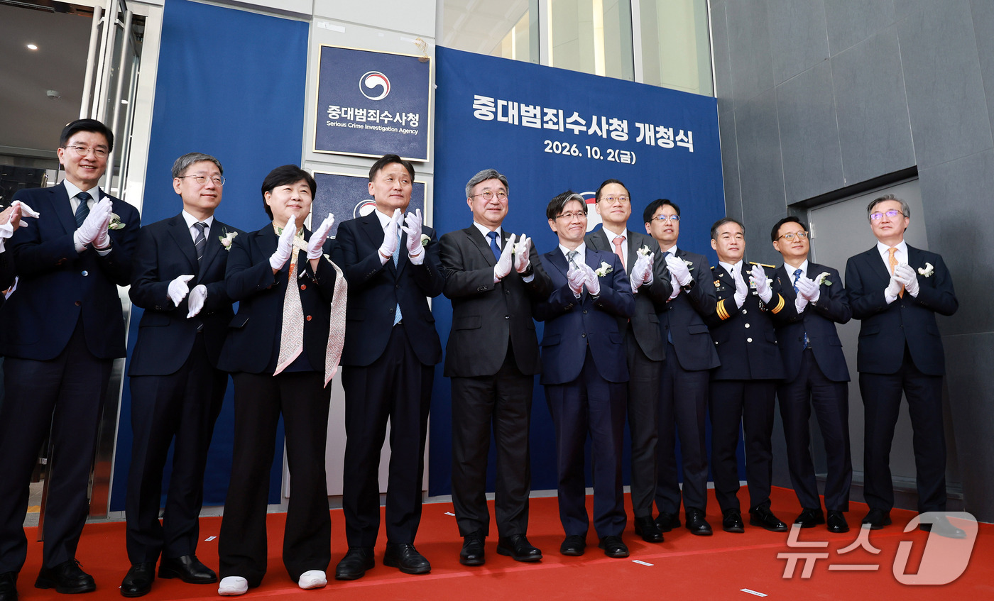 (서울=뉴스1) 이호윤 기자 = 윤호중 행정안전부 장관을 비롯한 관계자들이 2일 서울 중구 르네스퀘어에서 열린 중대범죄수사청 현판식을 마치고 기념촬영을 하고 있다. 2026.10. …