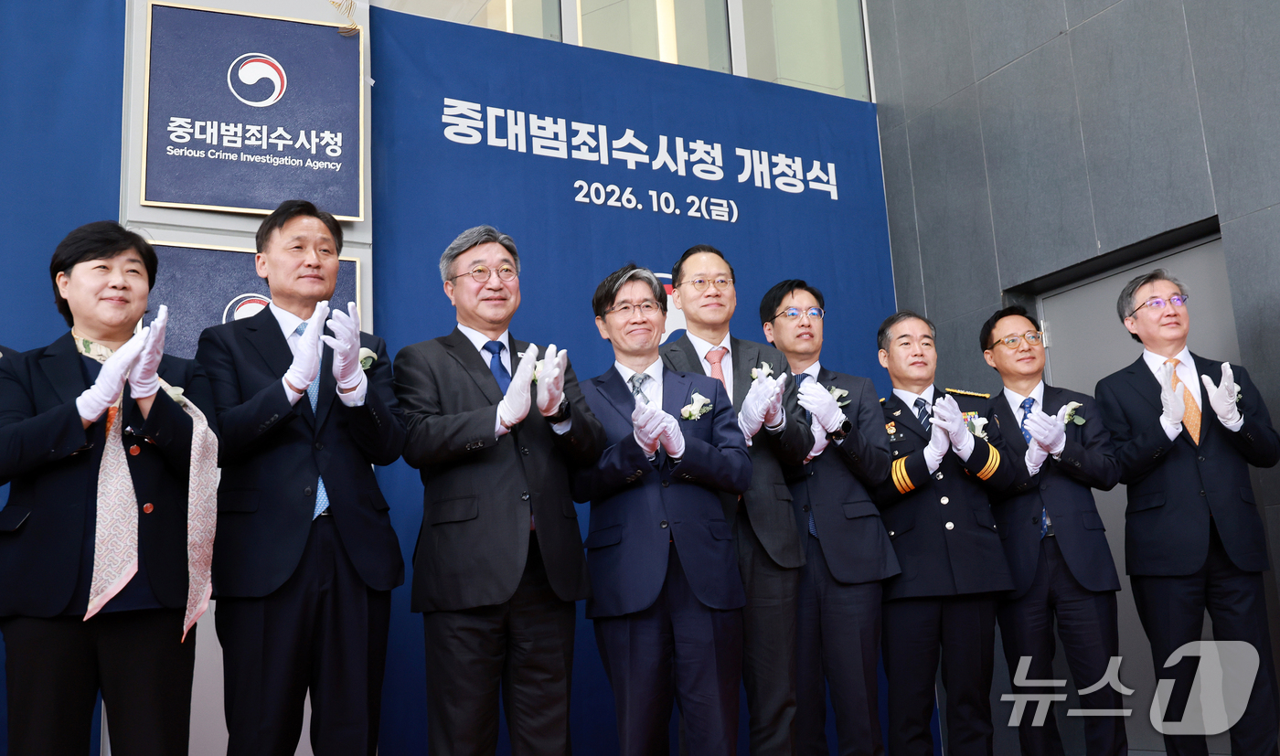 (서울=뉴스1) 이호윤 기자 = 윤호중 행정안전부 장관을 비롯한 관계자들이 2일 서울 중구 르네스퀘어에서 열린 중대범죄수사청 현판식을 마치고 기념촬영을 하고 있다. 2026.10. …