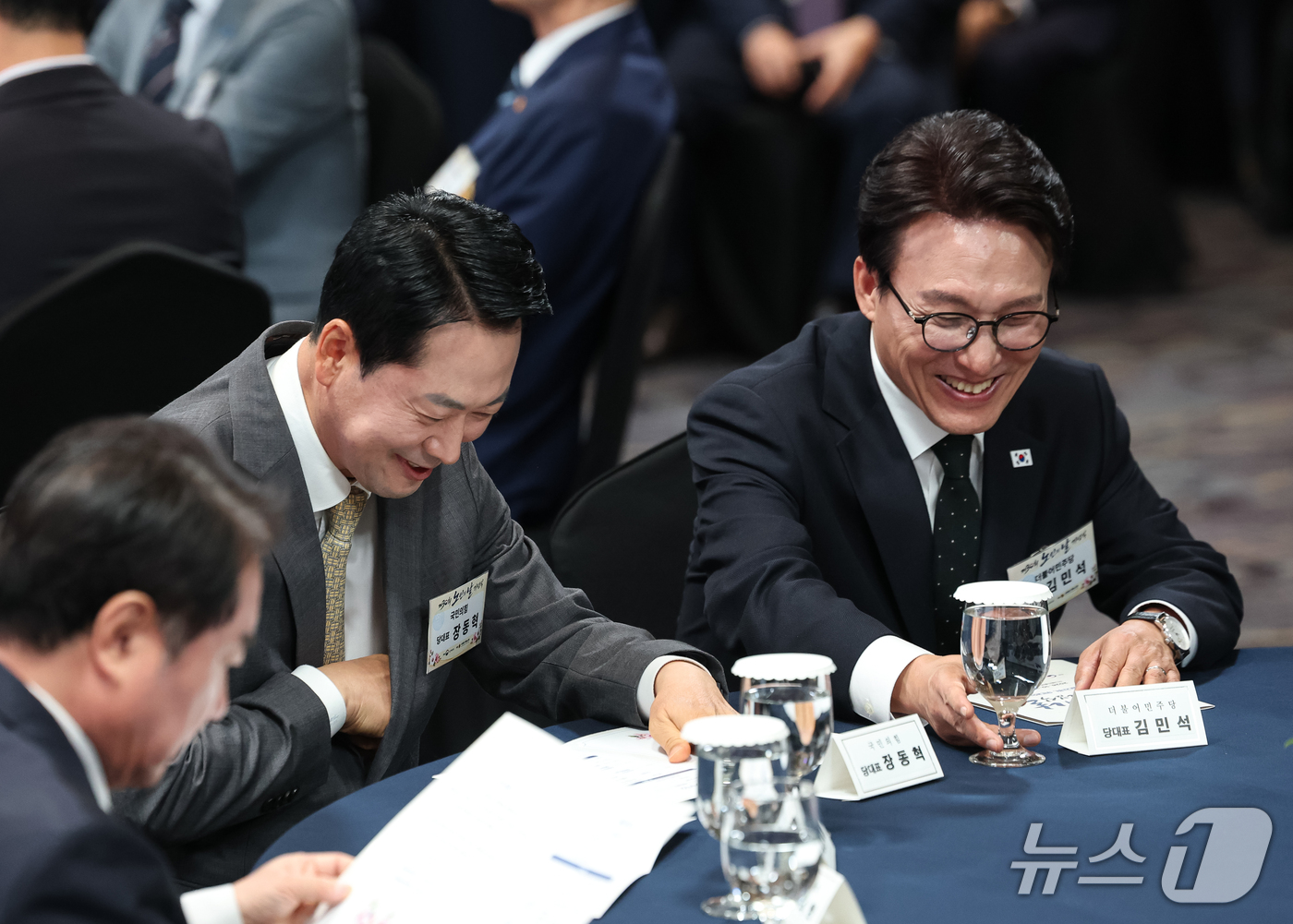 (서울=뉴스1) 이재명 기자 = 김민석 더불어민주당 대표와 장동혁 국민의힘 대표가 2일 서울 한 호텔에서 열린 제30회 노인의 날 기념식에서 대화를 하고 있다. (청와대통신사진기자 …
