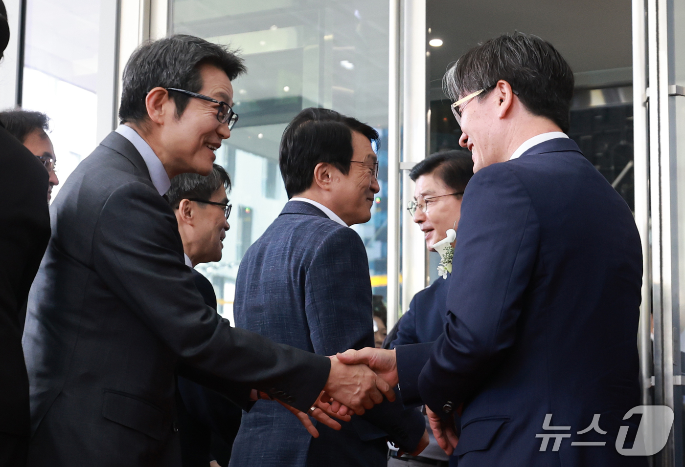 (서울=뉴스1) 이호윤 기자 = 전종민 중대범죄수사청장 직무대행(왼쪽)이 2일 오전 서울 중구 중대범죄수사청에서 개청식을 마친 뒤 오동훈 고위공직범죄자범죄수사처장과 악수하고 있다. …
