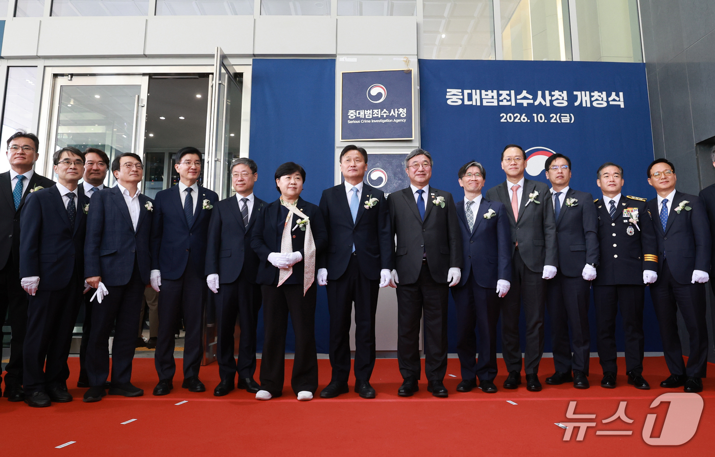 (서울=뉴스1) 이호윤 기자 = 2일 서울 중구 중대범죄수사청에서 열린 개청식에서 참석자들이 현판 제막 후 기념촬영을 하고 있다. (공동취재) 2026.10.2/뉴스1