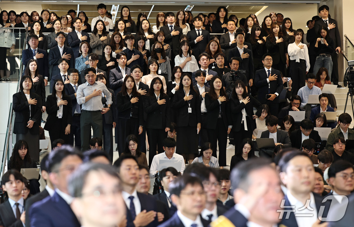 (서울=뉴스1) 이호윤 기자 = 2일 서울 중구 중수청에서 열린 개청식에서 참석자들이 국민의례를 하고 있다. (공동취재) 2026.10.2/뉴스1