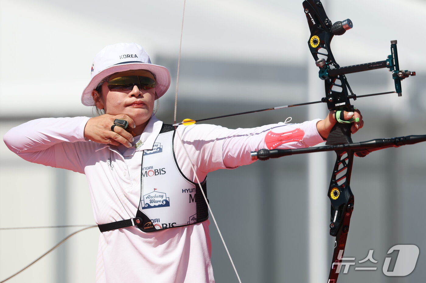 본문 이미지 - 대한민국 강채영이 2일 일본 오카자키 중앙종합공원 다목적광장에서 열린 2026 아이치·나고야 아시안게임 양궁 리커브 혼성 단체전 준결승 대한민국과 중국의 경기에서 활시위를 당기고 있다. 2026.10.2 ⓒ 뉴스1 김민지 기자
