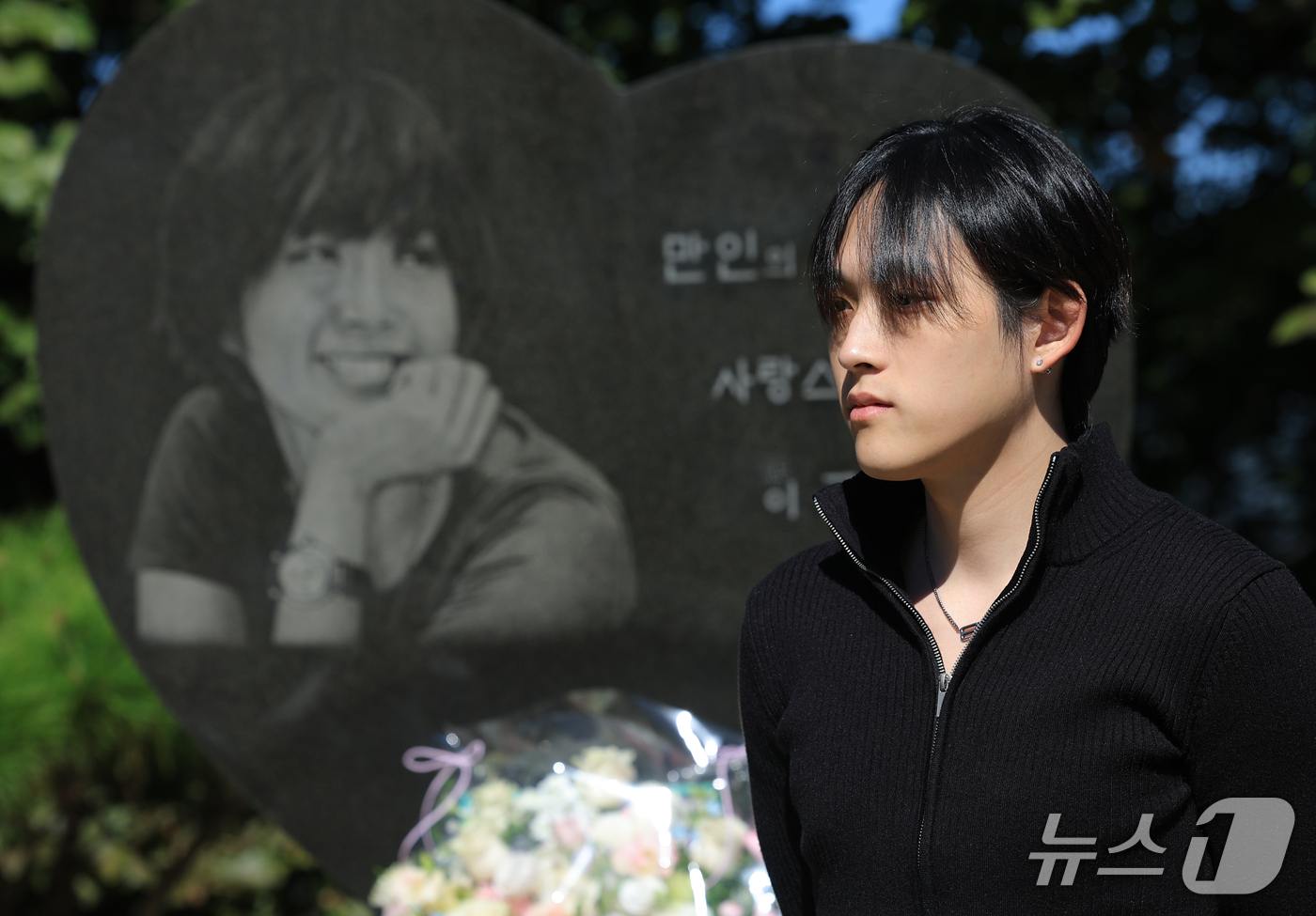 (양평=뉴스1) 권현진 기자 = 故 최진실의 아들인 가수 최환희(활동명 벤 블리스)가 고인의 18주기를 맞은 2일 오전 경기도 양평군 갑산공원묘역을 찾아 묘역을 둘러보고 있다. 2 …