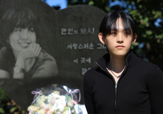 [단독] 故 최진실 18주기…묘소 찾은 아들 환희 "국민여배우로 오래 기억됐으면"