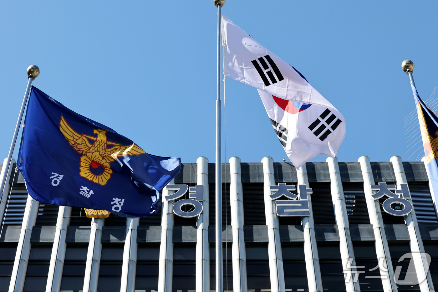 (서울=뉴스1) 이광호 기자 = 78년 역사의 검찰청이 문을 닫고 중대범죄수사청(중수청)과 공소청 출범으로 경찰의 수사 권한이 커진 2일 서울 서대문구 미근동 경찰청에 태극기과 경 …
