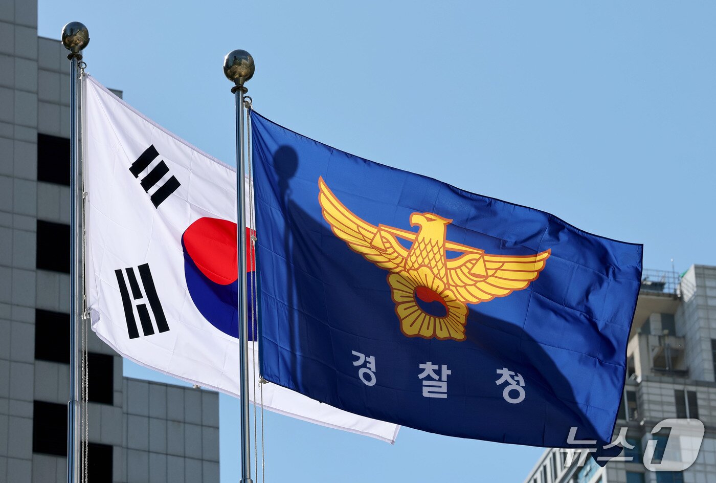 본문 이미지 - 78년 역사의 검찰청이 문을 닫고 중대범죄수사청(중수청)과 공소청 출범으로 경찰의 수사 권한이 커진 2일 서울 서대문구 미근동 경찰청에 태극기과 경찰 깃발이 펄럭이고 있다. . 2026.10.2 ⓒ 뉴스1 이광호 기자