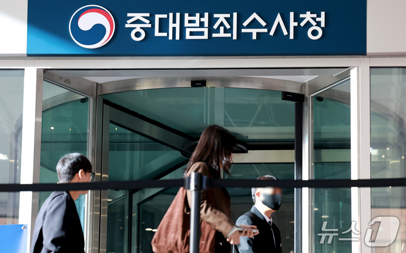 (서울=뉴스1) 이호윤 기자 = 중대범죄수사청이 공식적으로 출범한 2일 서울 중구 중수청에 중대범죄수사청 현판이 걸려 있다. 2026.10.2/뉴스1