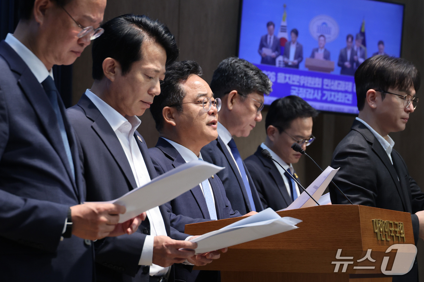 (서울=뉴스1) 신웅수 기자 = 민병덕 더불어민주당 을지로위원장이 2일 서울 여의도 국회 소통관에서 열린 을지로위원회 민생과제 해결을 위한 국정감사 기자회견에서 발언하고 있다. 2 …