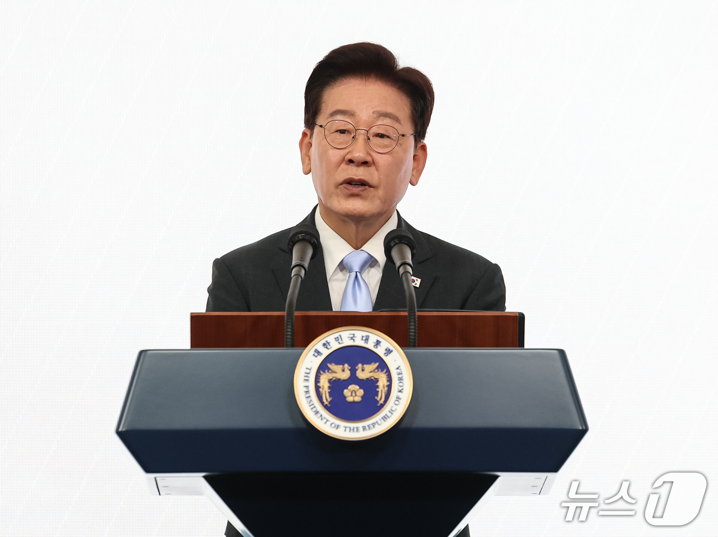 (서울=뉴스1) 이재명 기자 = 이재명 대통령이 2일 서울 한 호텔에서 열린 제30회 노인의 날 기념식에서 축사를 하고 있다. (청와대통신사진기자단) 2026.10.2/뉴스1