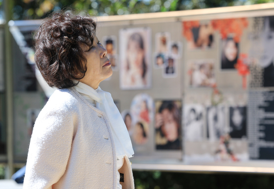 [단독] 故 최진실 18주기…母 "사진 속엔 늘 웃고 있는 딸" 눈물