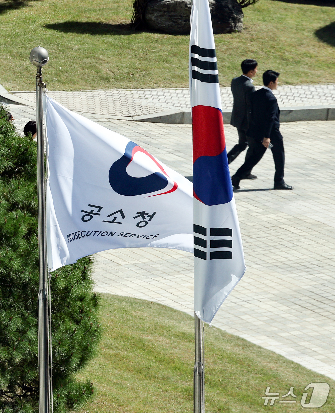 (서울=뉴스1) 최지환 기자 = 공소청·중대범죄수사청이 출범한 2일 서울 서초구 공소청에서 공소청 깃발이 휘날리고 있다. 2026.10.2/뉴스1