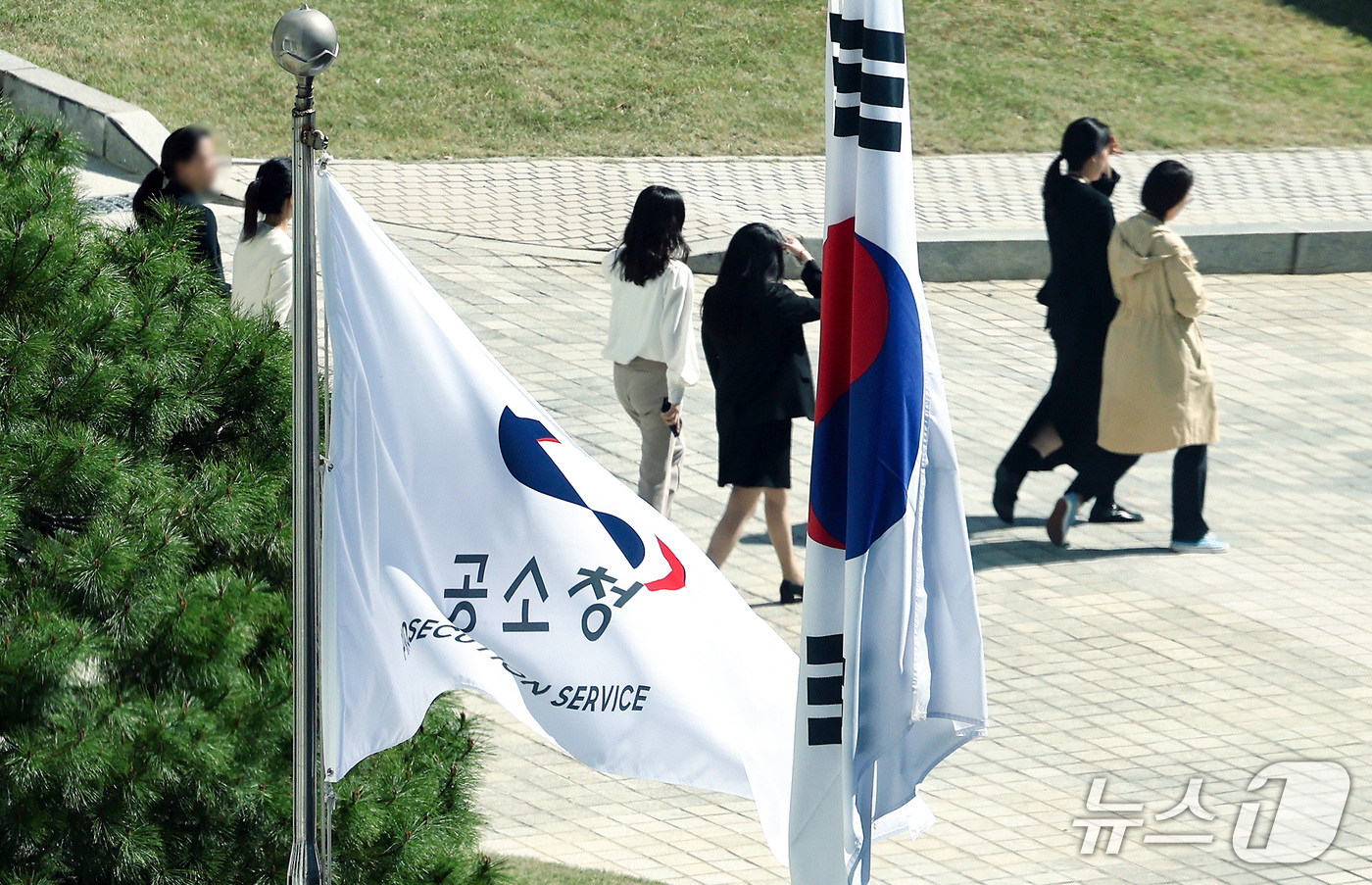 (서울=뉴스1) 최지환 기자 = 공소청·중대범죄수사청이 출범한 2일 서울 서초구 공소청에서 공소청 깃발이 휘날리고 있다. 2026.10.2/뉴스1