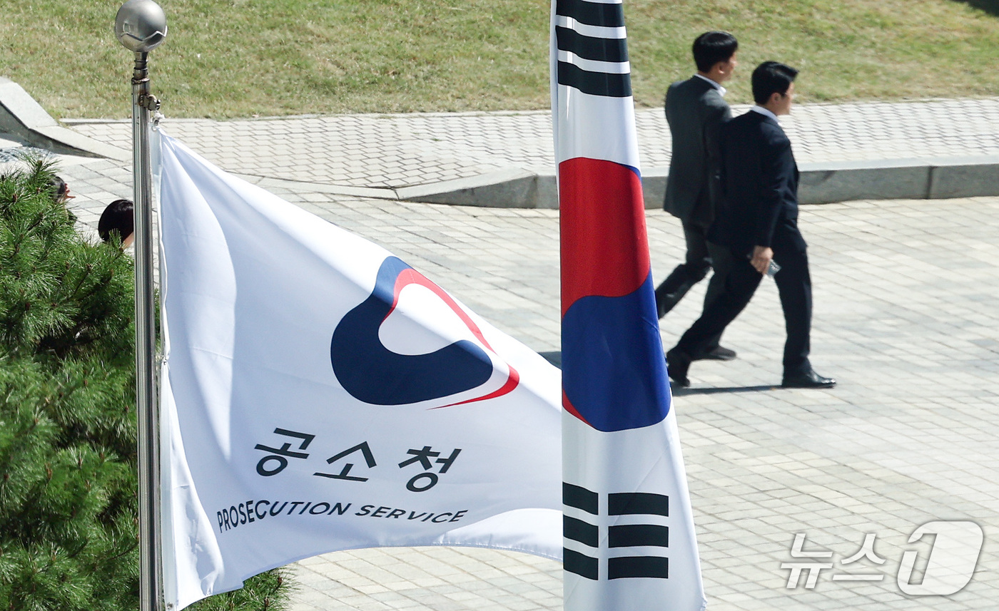 (서울=뉴스1) 최지환 기자 = 공소청·중대범죄수사청이 출범한 2일 서울 서초구 공소청에서 공소청 깃발이 휘날리고 있다. 2026.10.2/뉴스1