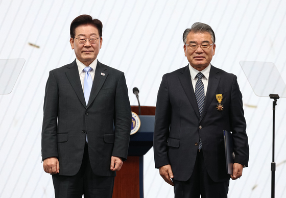 이재명 대통령, 이종삼 대표이사에게 목련장 수여
