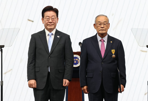 이재명 대통령, 박용열 회장에게 목련장 수여