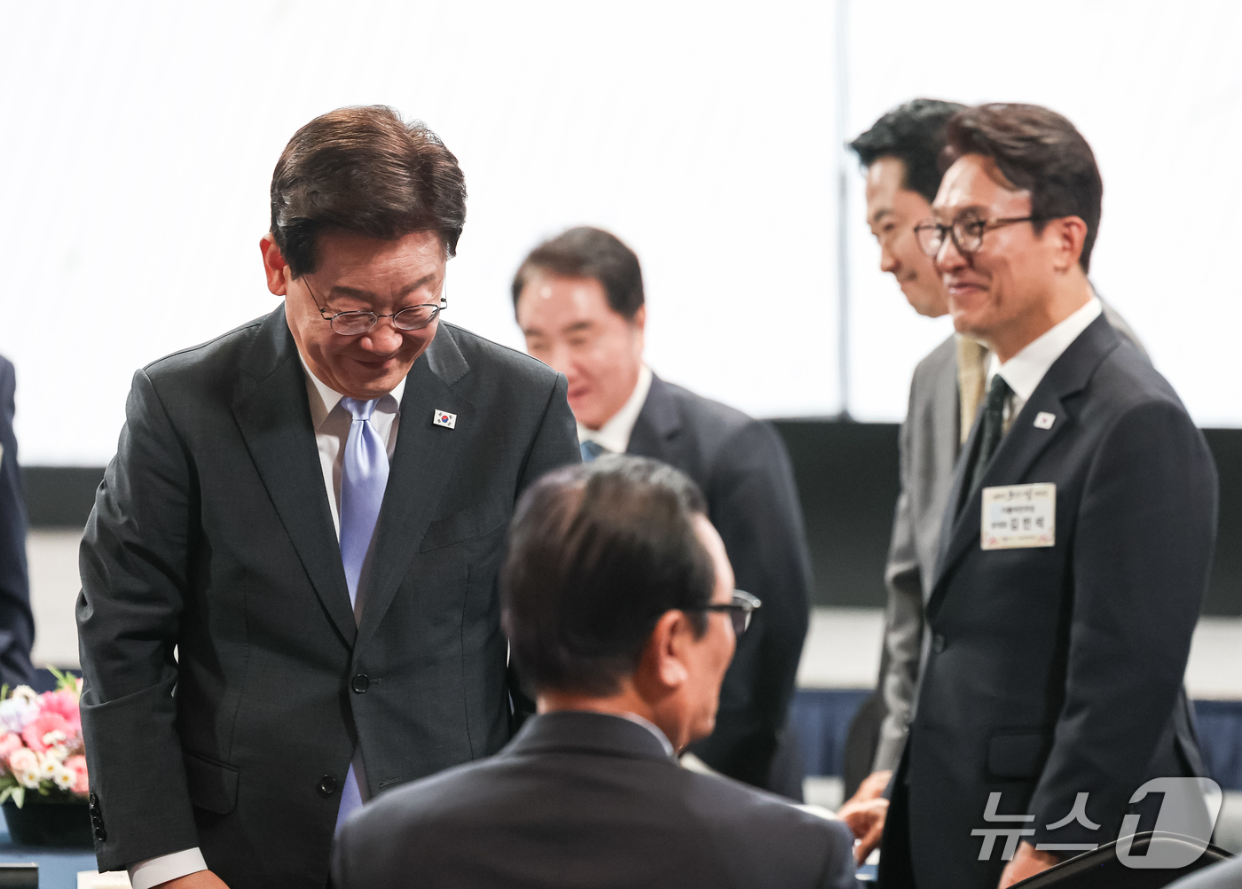(서울=뉴스1) 이재명 기자 = 이재명 대통령이 2일 서울 한 호텔에서 열린 제30회 노인의 날 기념식을 마친 후 행사장을 나서고 있다. (청와대통신사진기자단) 2026.10.2/ …