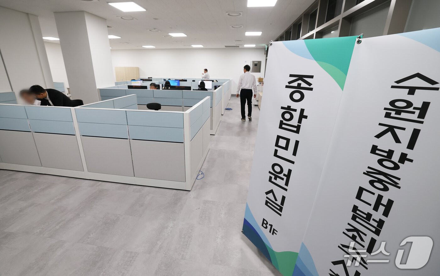 본문 이미지 - 중대범죄수사청(중수청)과 공소청이 출범한 2일 경기 수원시 영통구 수원지방중대범죄수사청 민원실이 한산한 모습을 보이고 있다. ⓒ 뉴스1 김영운 기자