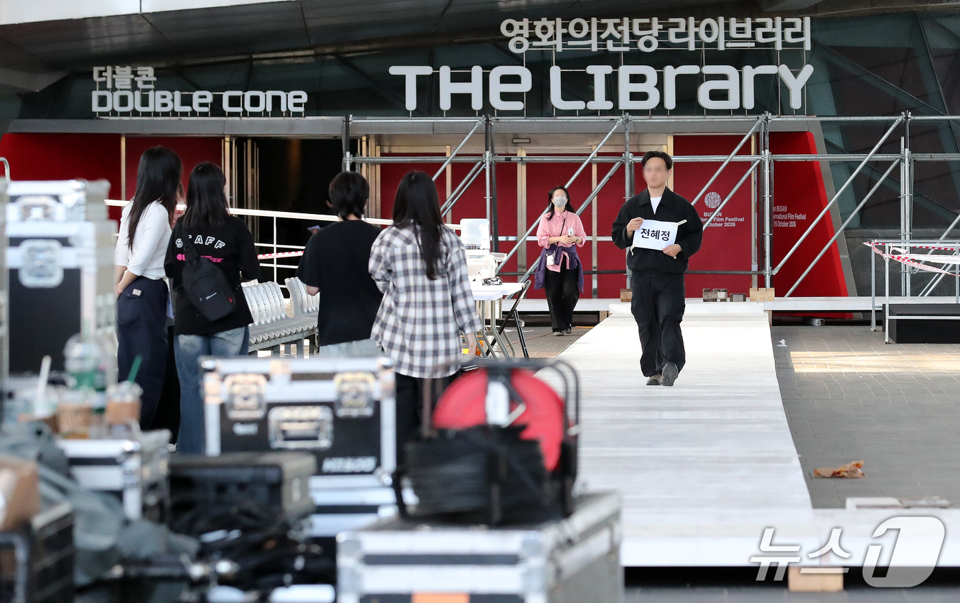 (부산ㆍ경남=뉴스1) 윤일지 기자 = 제31회 부산국제영화제(BIFF) 개막을 나흘 앞둔 2일 부산 해운대구 영화의전당에서 관계자들이 개막 준비를 하고 있다.오는 6일부터 15일까 …