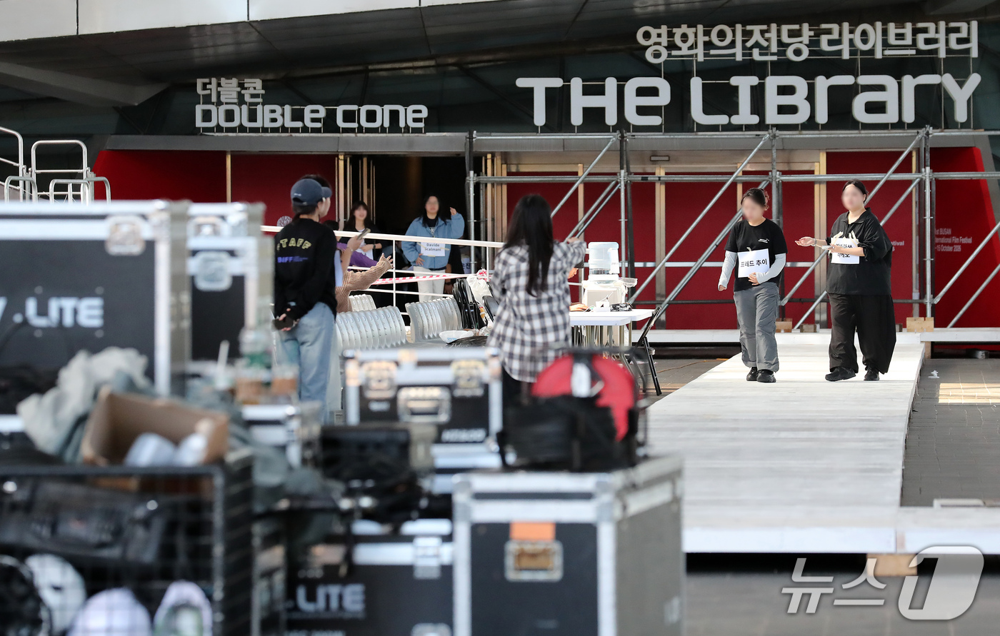 (부산ㆍ경남=뉴스1) 윤일지 기자 = 제31회 부산국제영화제(BIFF) 개막을 나흘 앞둔 2일 부산 해운대구 영화의전당에서 관계자들이 개막 준비를 하고 있다.오는 6일부터 15일까 …