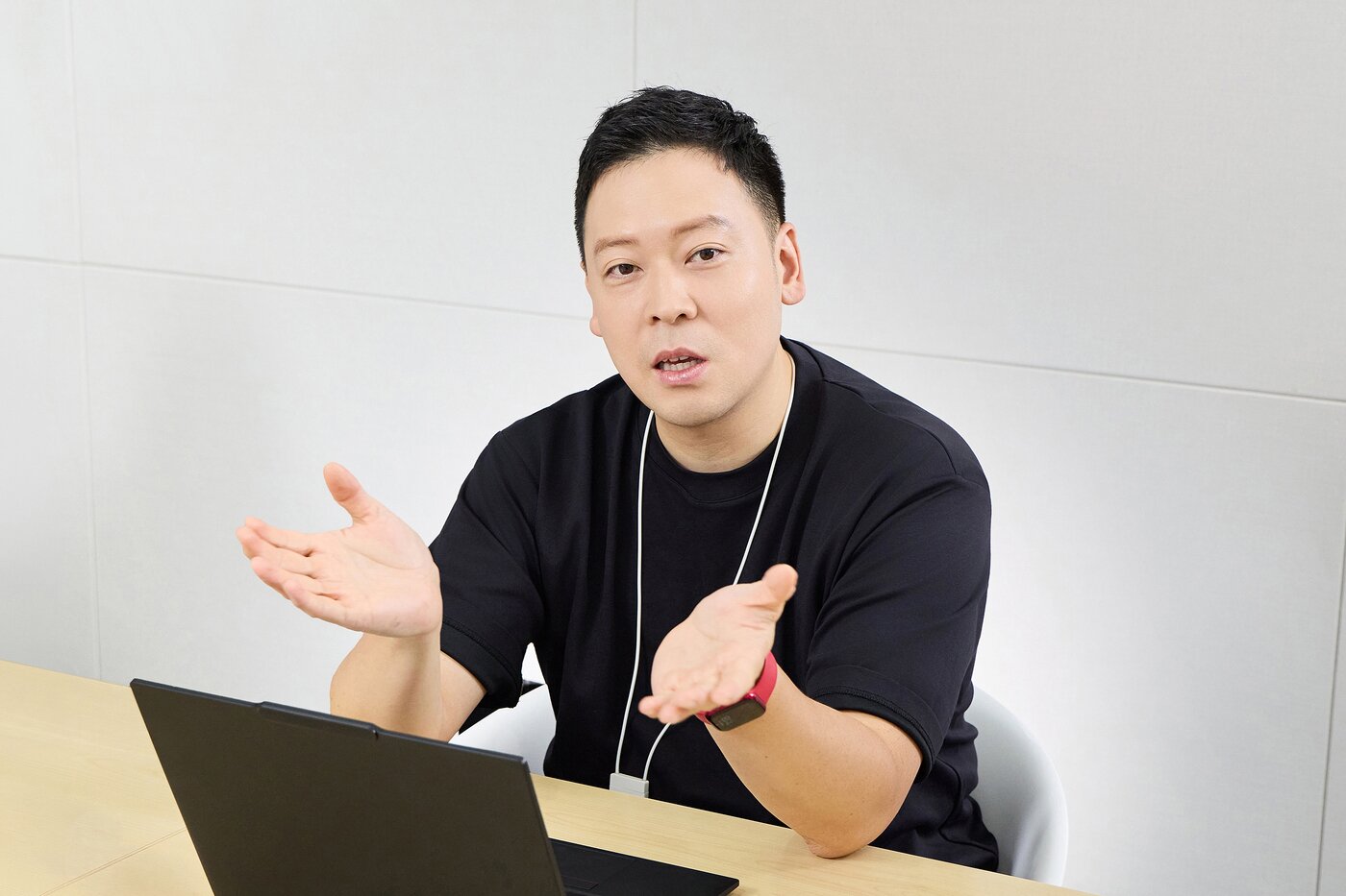 본문 이미지 -  임세확 맥도날드 CR팀 Supervisor가 지난달 30일 서울 종로구 맥도날드에서 사진 촬영을 하는 모습.(한국맥도날드 제공) 