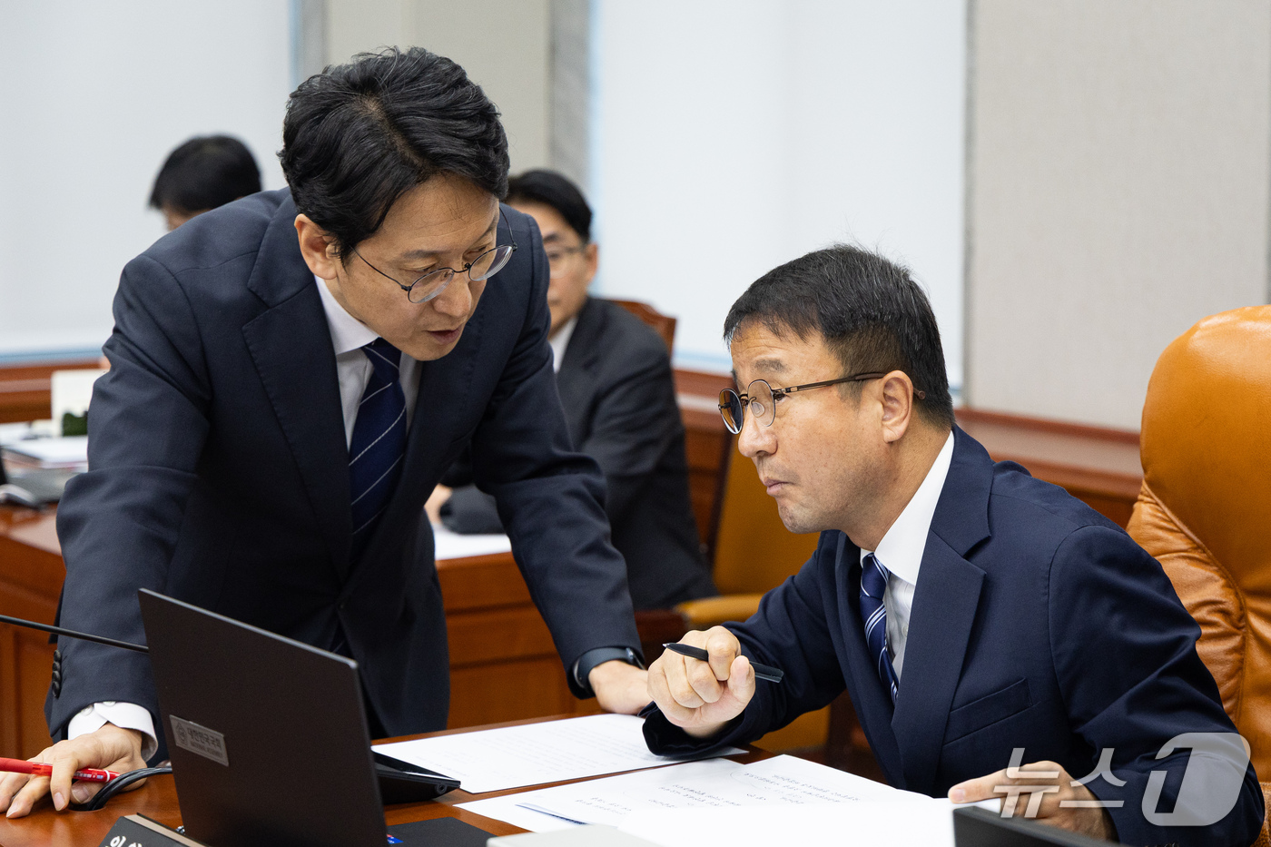 (서울=뉴스1) 유승관 기자 = 한병도 국회 운영위원장과 천준호 더불어민주당 간사가 2일 서울 여의도 국회에서 열린 제439회 국회(정기회) 국회운영위원회 제2차 전체회의에서 대화 …