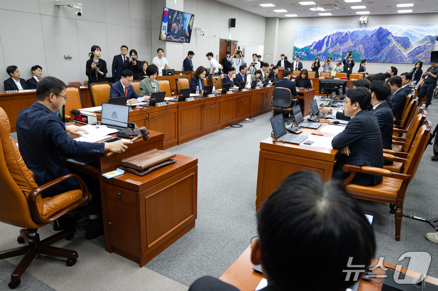 (서울=뉴스1) 유승관 기자 = 한병도 국회 운영위원장이 2일 서울 여의도 국회에서 열린 제439회 국회(정기회) 국회운영위원회 제2차 전체회의에서 의사봉을 두드리고 있다. 202 …