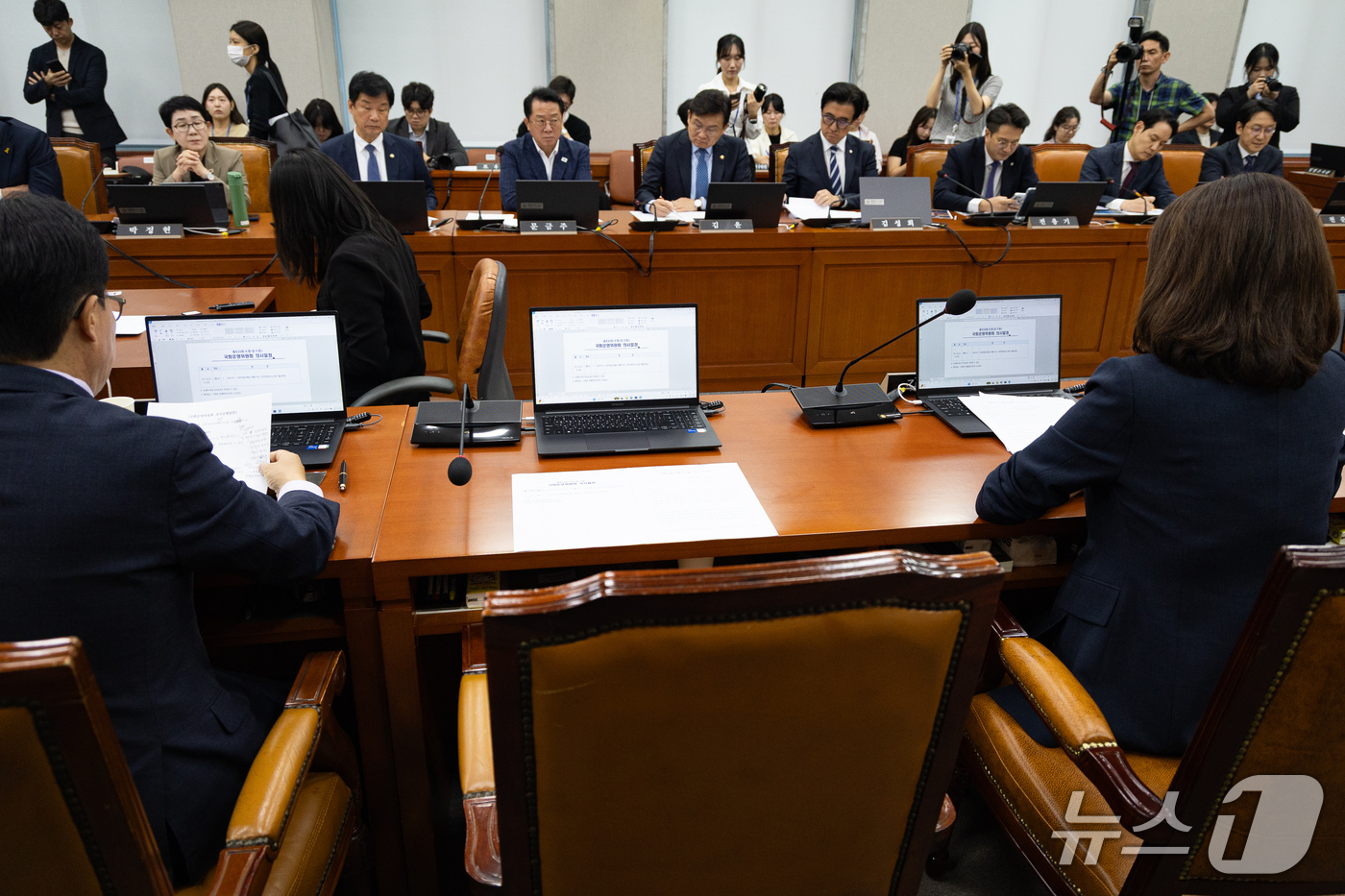 (서울=뉴스1) 유승관 기자 = 2일 서울 여의도 국회에서 열린 제439회 국회(정기회) 국회운영위원회 제2차 전체회의장에 김태규 국민의힘 의원의 자리가 비어 있다. 2026.10 …