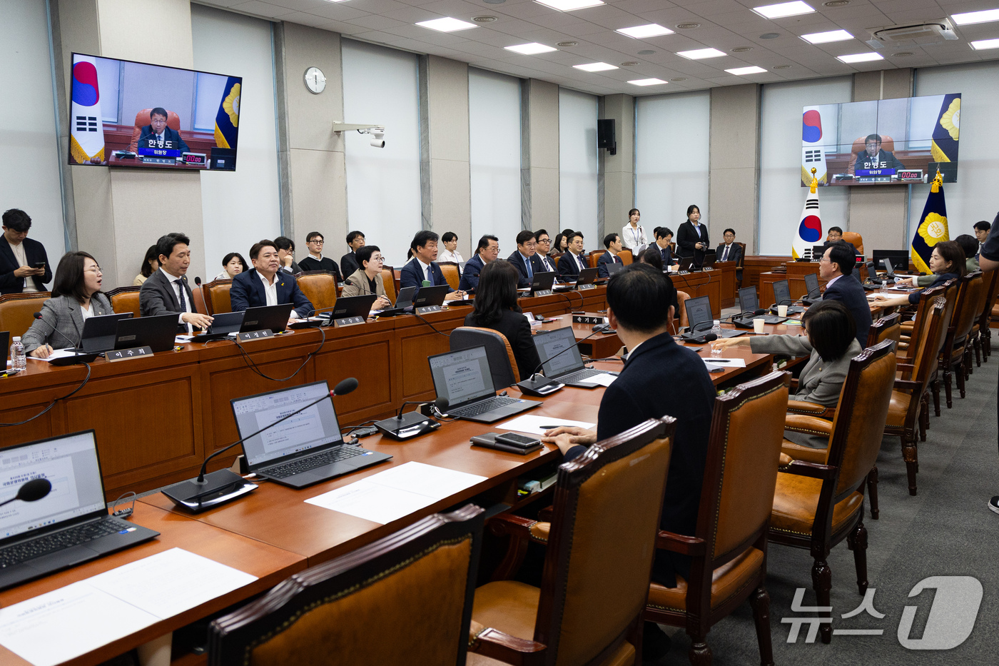 (서울=뉴스1) 유승관 기자 = 2일 서울 여의도 국회에서 열린 제439회 국회(정기회) 국회운영위원회 제2차 전체회의에서 국회의원(김태규) 제명 촉구 결의안에 대한 여야 의원들의 …