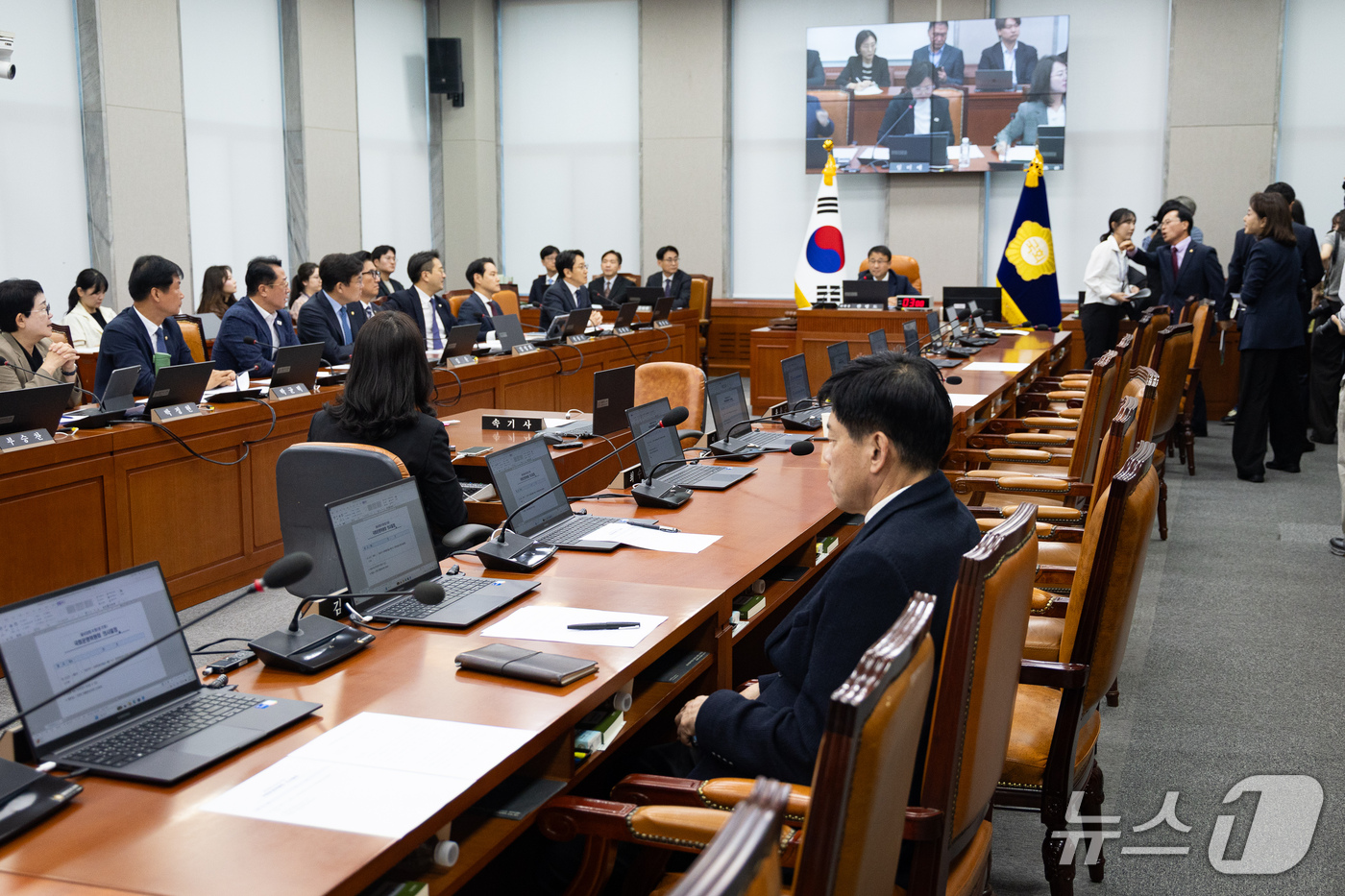 (서울=뉴스1) 유승관 기자 = 국민의힘 의원들이 2일 서울 여의도 국회에서 열린 제439회 국회(정기회) 국회운영위원회 제2차 전체회의에서 국회의원(김태규) 제명 촉구 결의안 처 …