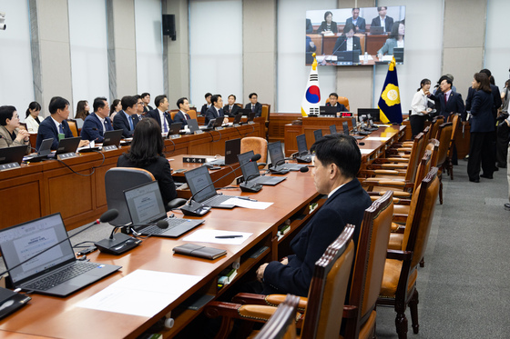 김태규 의원 제명 촉구 결의안에 반발하며 퇴장하는 국민의힘